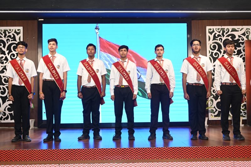 Student ceremonial guard with the national flag at the MUN 2026 ceremony