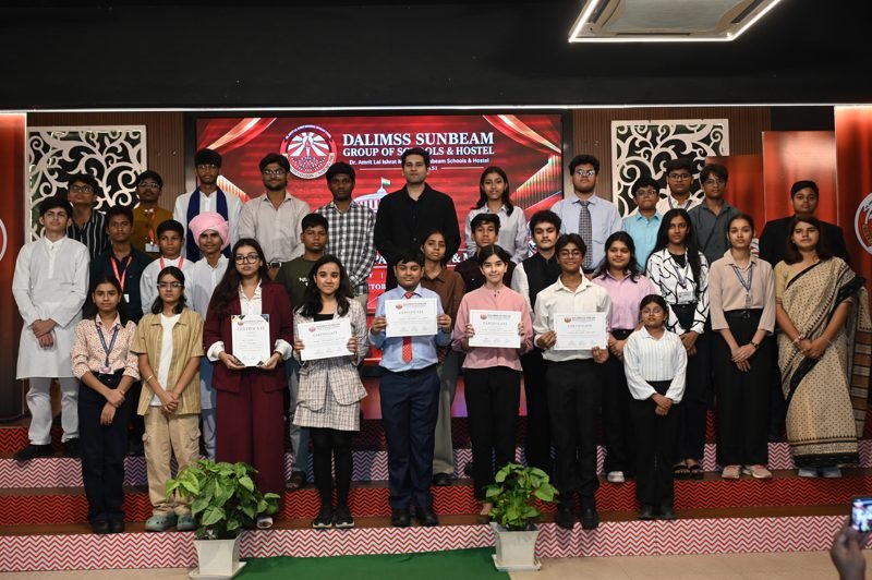 Student delegates of the Dalimss Mock Parliament and MUN 2026 gathered on stage at Dalimss Sunbeam, Varanasi